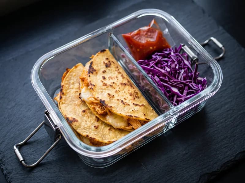 Quesadillas de tinga de pollo con queso Oaxaca