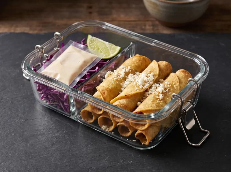 Taquitos dorados al horno de tinga de pollo con col y crema ligera